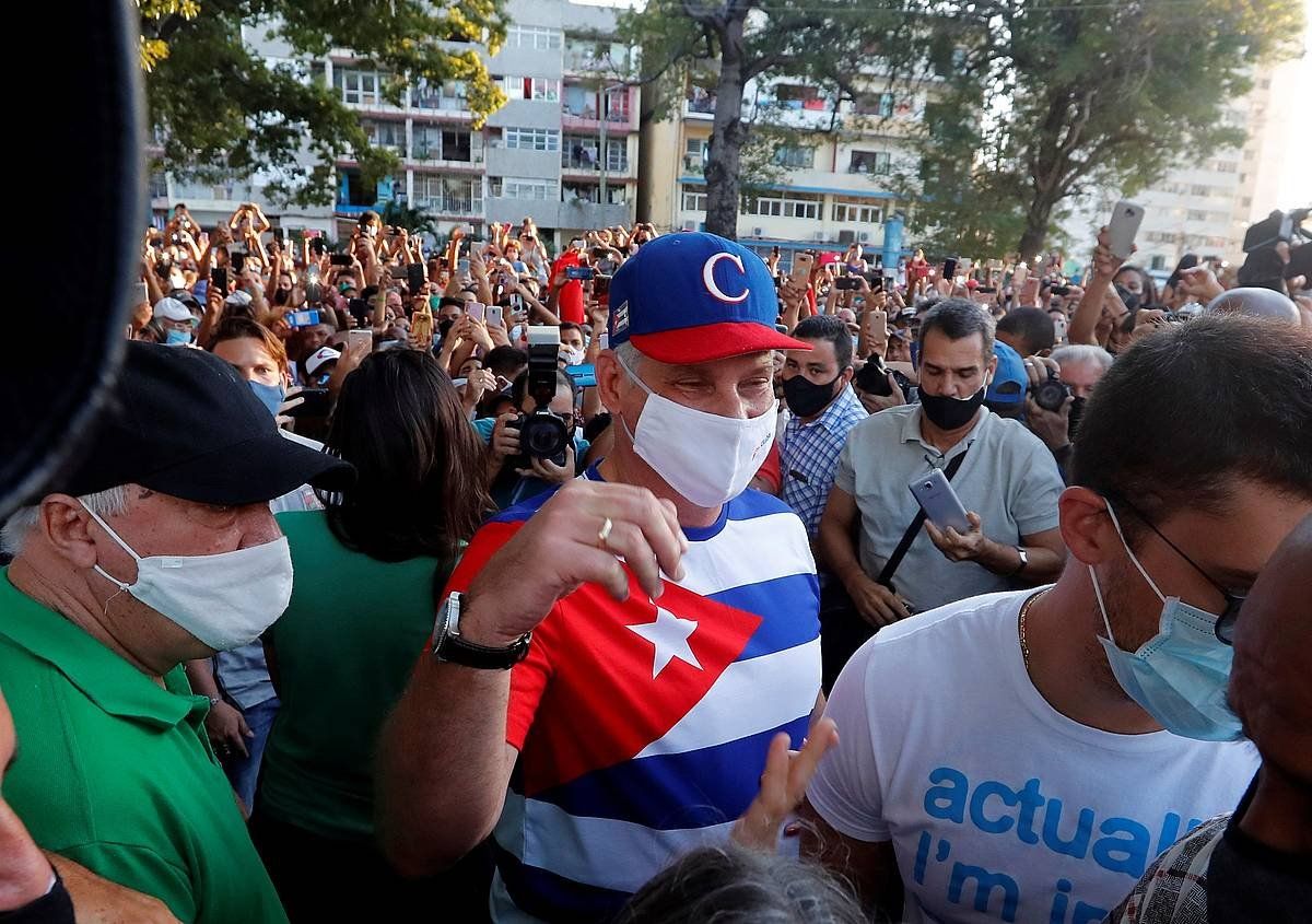 Miguel Diaz-Canel Kubako presidentea, atzo, herrialdeko erregimenaren alde Habanan egin zen elkarretaratzean. ERNESTO MASTRASCUSA, EFE