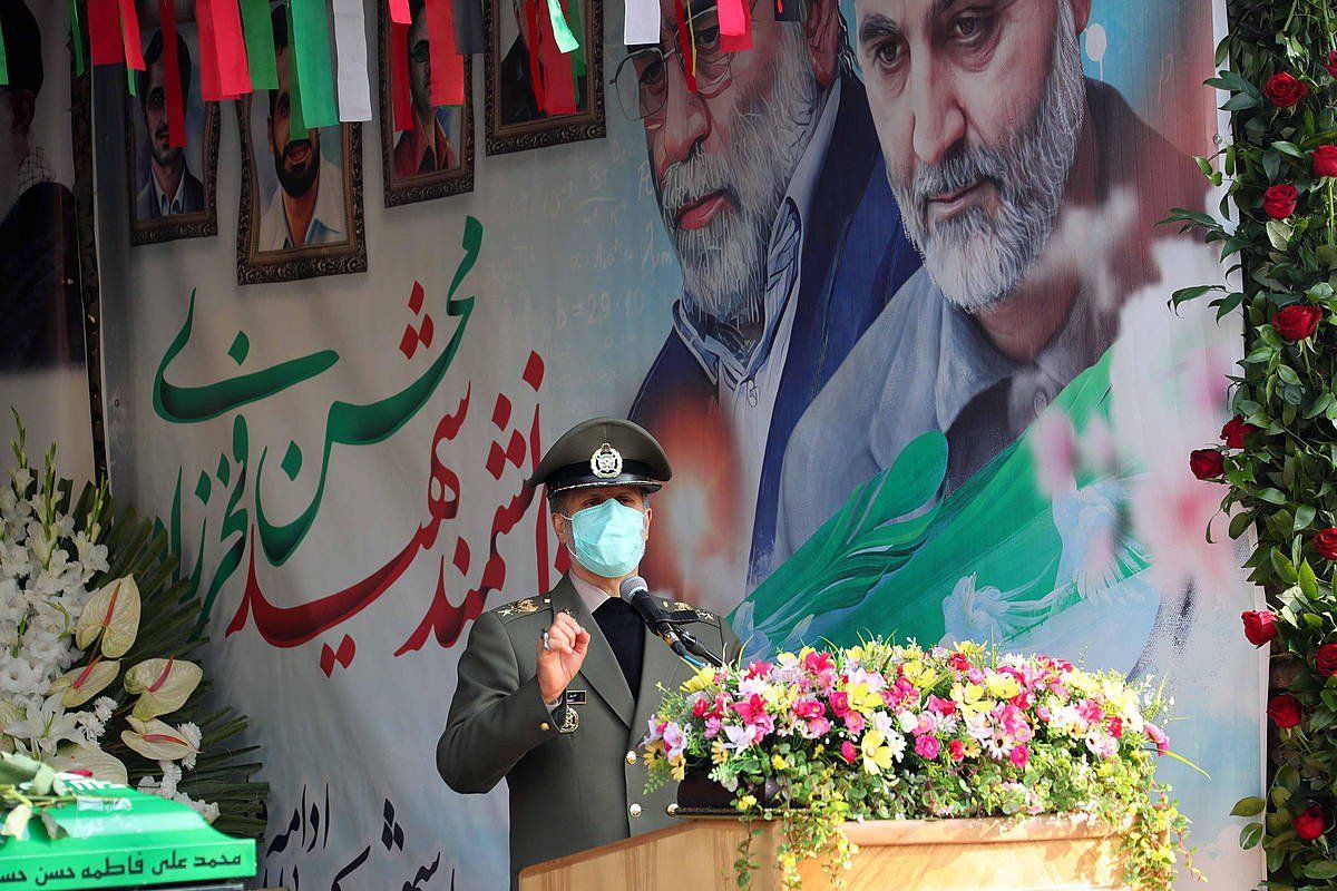 Amir Hatami Irango Defentsa ministroa, atzo, Teheranen, Mohsen Fakhrizadeh zientzialari nuklearraren hiletan hitzaldia ematen. EFE