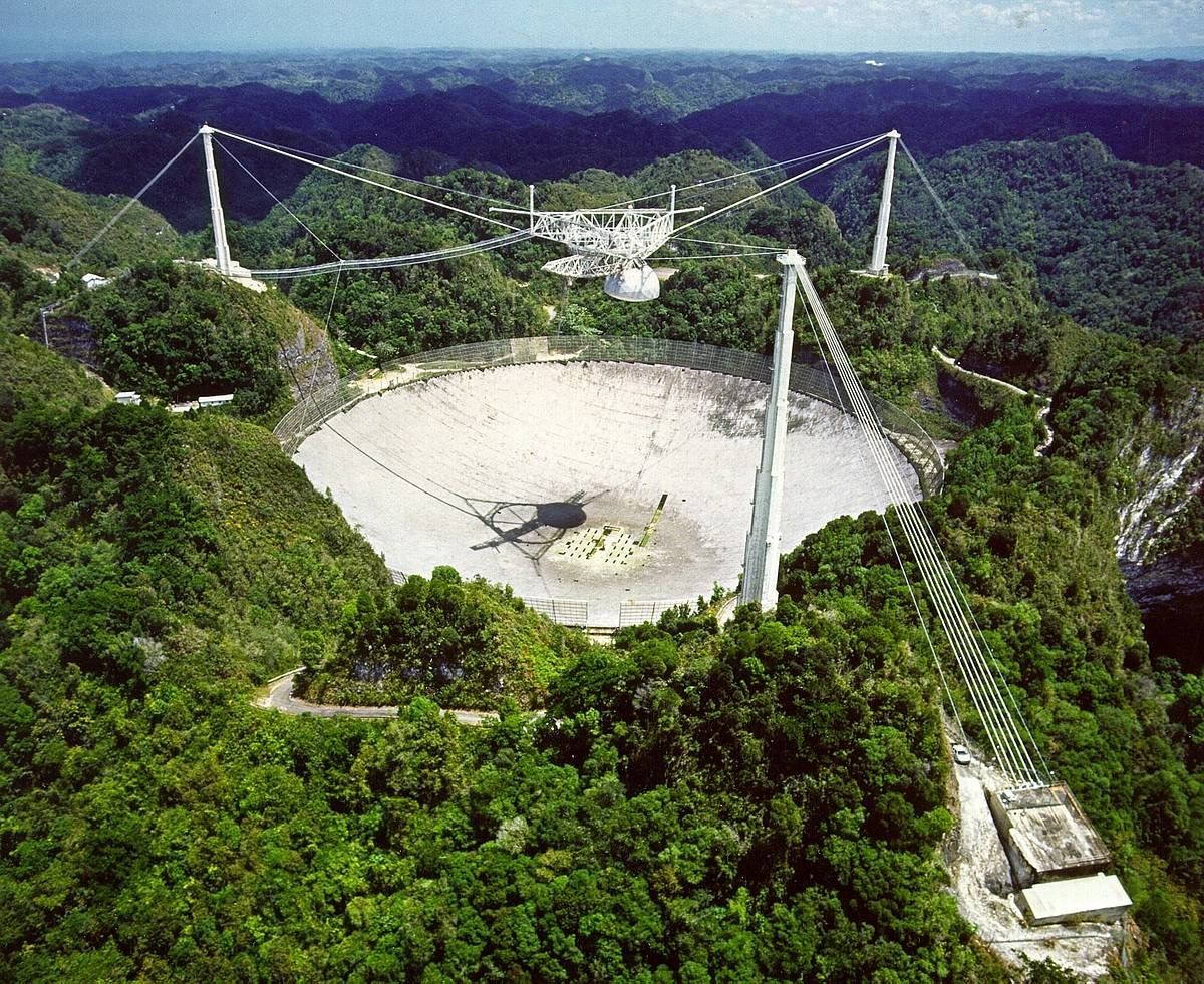 Areciboko irrati-teleskopioa, hondoratu aurretik. EFE