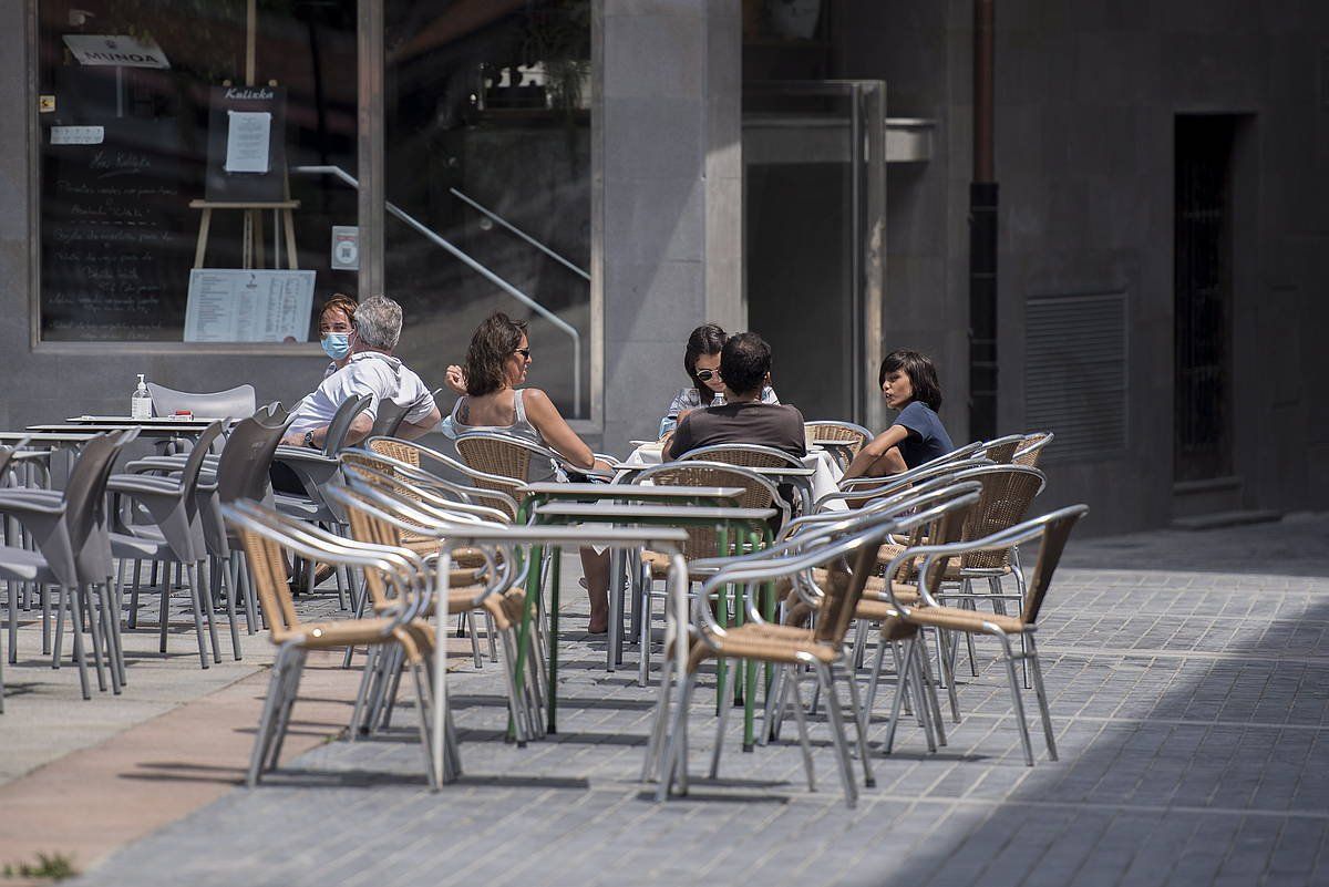 Bakarrik terraza irekitzeko aukera ez da nahikoa ostalarientzat. GORKA RUBIO / FOKU