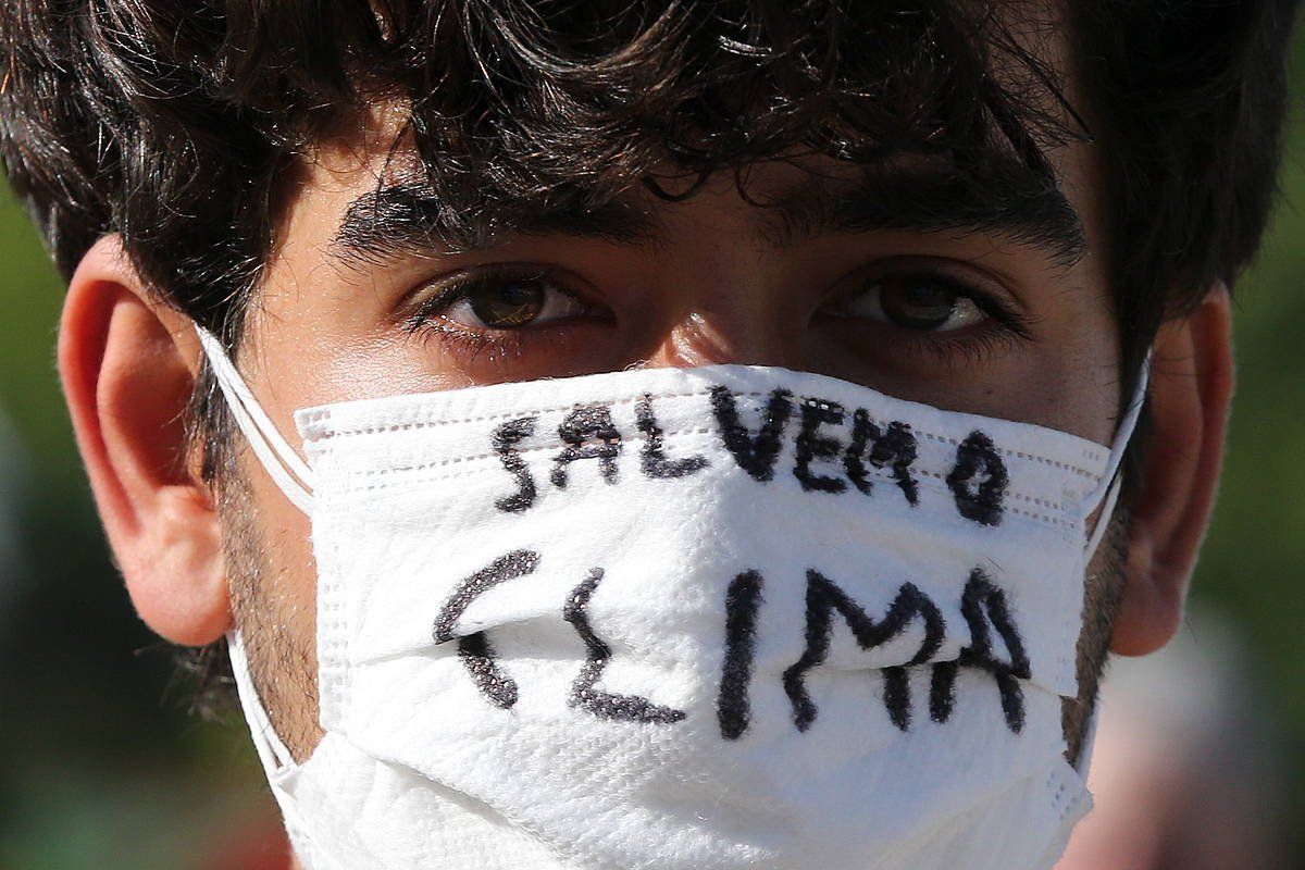 Portugalen iragan irailean egindako protesta batean parte hartu zuen manifestari bat. 'Klima salba dezagun' dio haren maskarak. MANUEL DE ALMEIDA / EFE