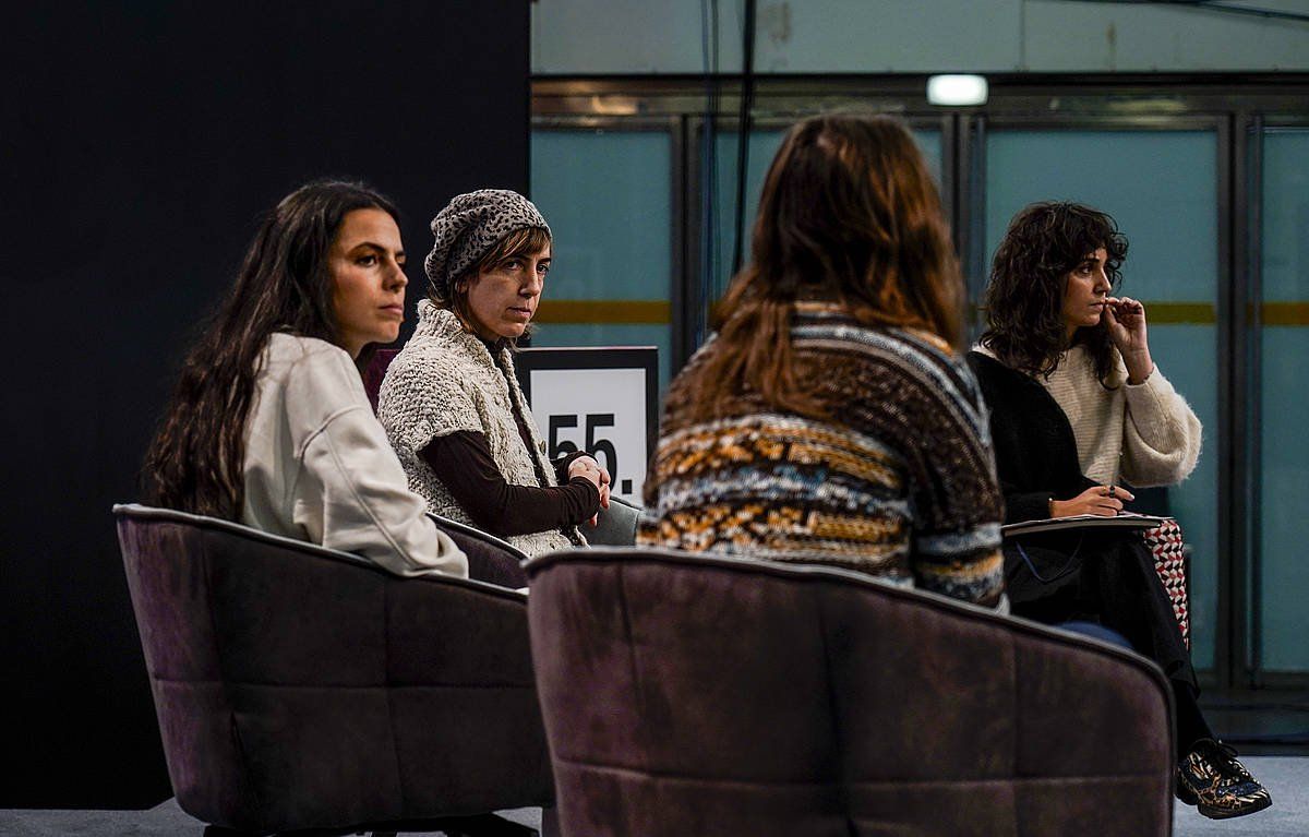 Olatz Salvador, Iratxe Reparaz eta Saioa Torre, Leire Palacios kazetariarekin, Durangoko Azokan. MARISOL RAMIREZ/ FOKU