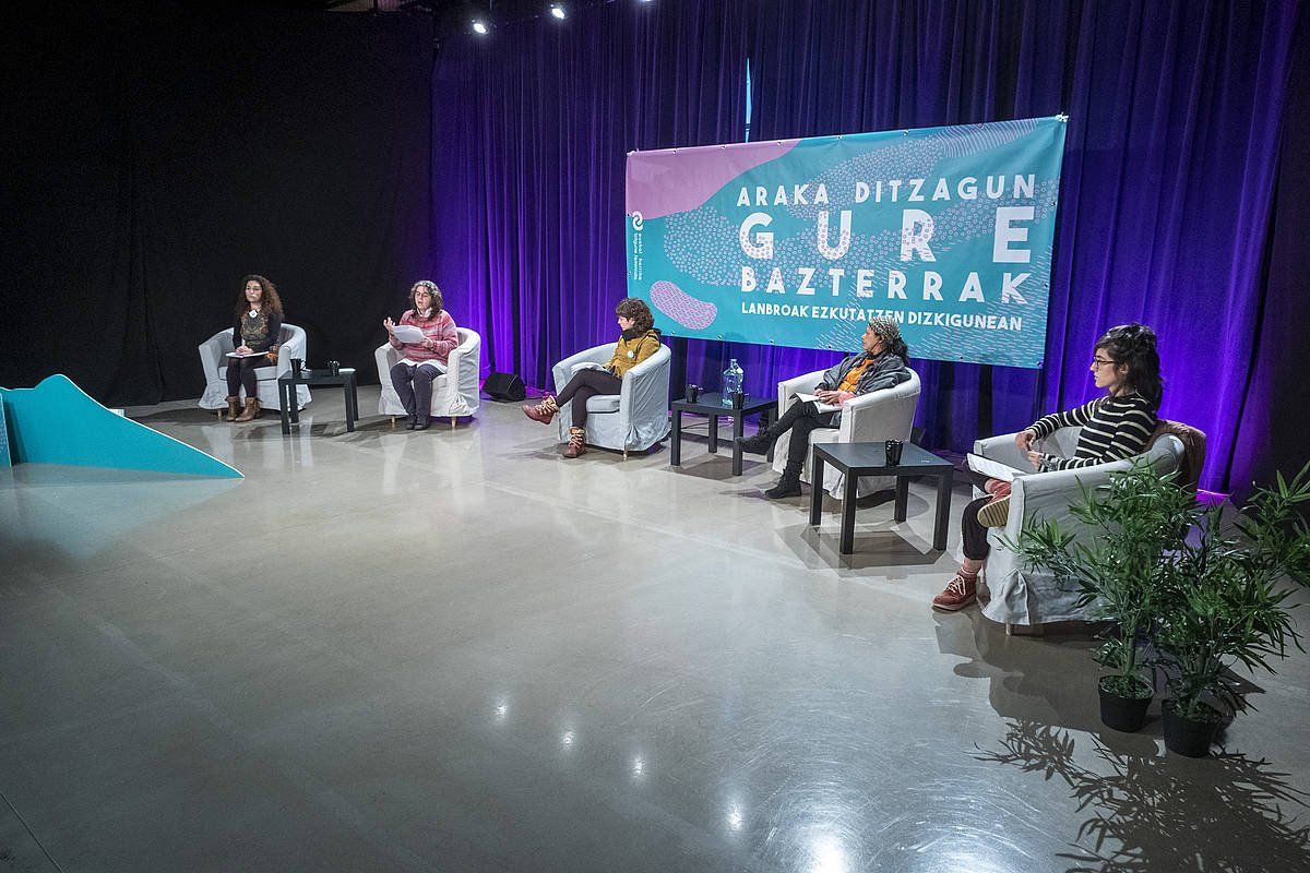 Parte hartzaileak, gaur goizean egindako mahai inguruan. JON URBE / FOKU