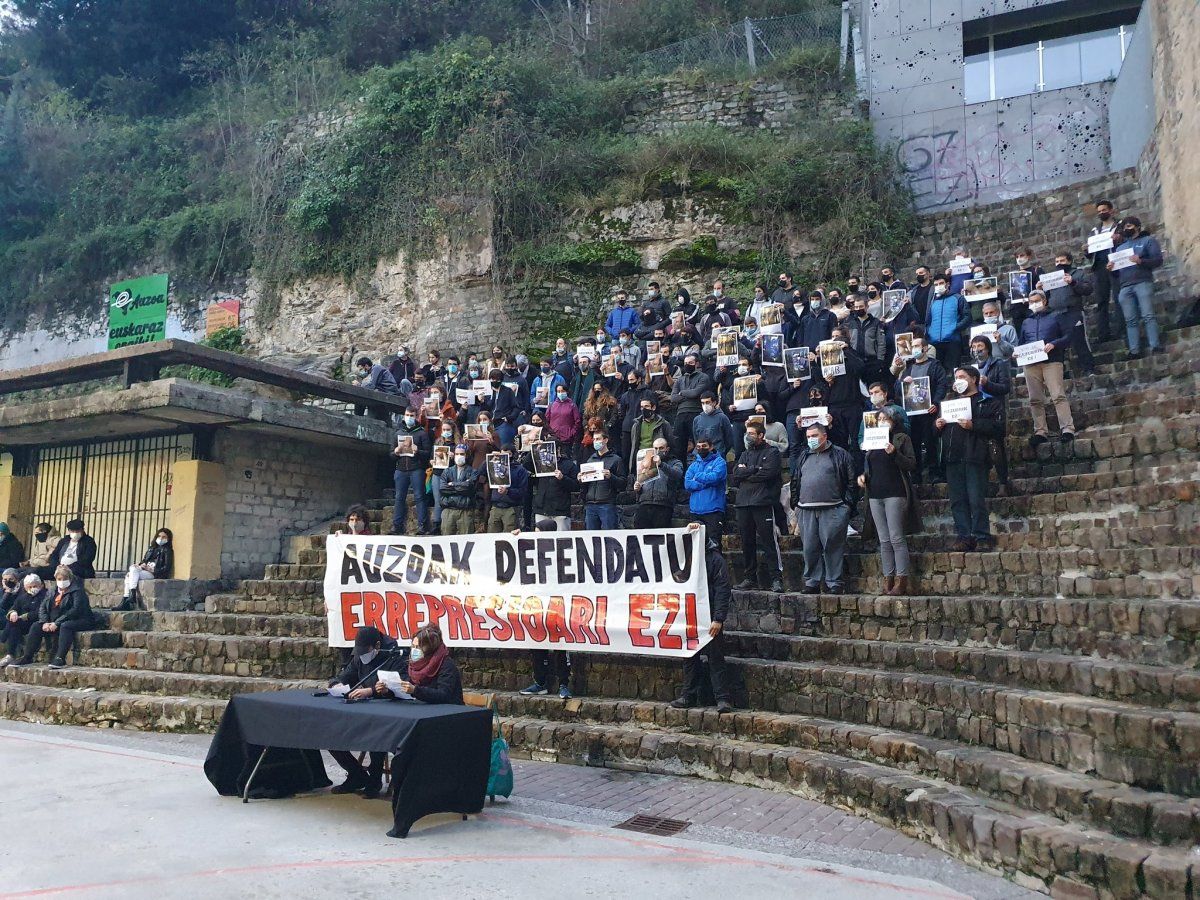 AZGAren prentsaurrekoa, atzo, Donostian. ALDE ZAHARREKO GAZTE ASANBLADA