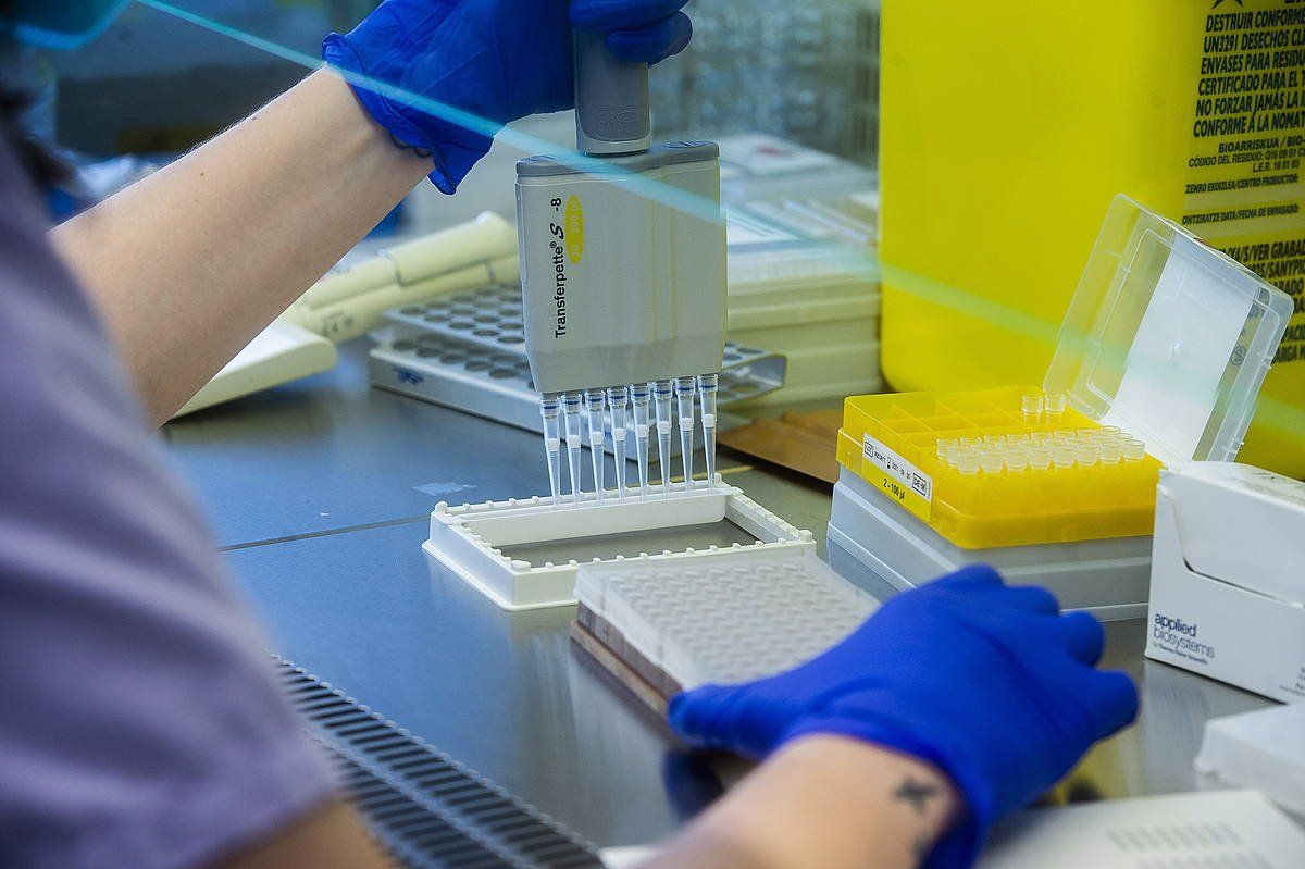 PCR testak egiten laborategi batean. LUIS JAUREGIALTZ/ FOKU