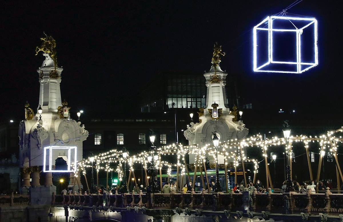 Donostiako Santa Katalina zubia Eguberrietako argiztapenarekin. JUAN HERRERO / EFE