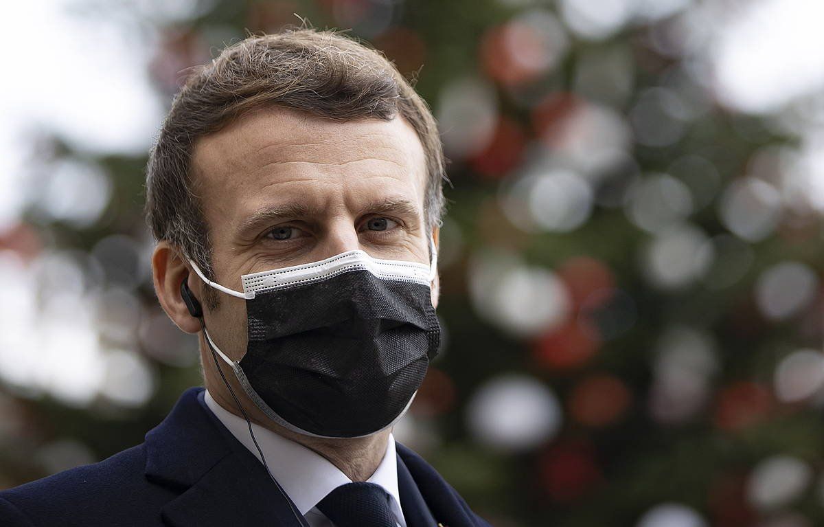 Emmanuel Macron Frantziako presidentea Parisko Eliseo jauregian, atzo. IAN LANGSDON / EFE