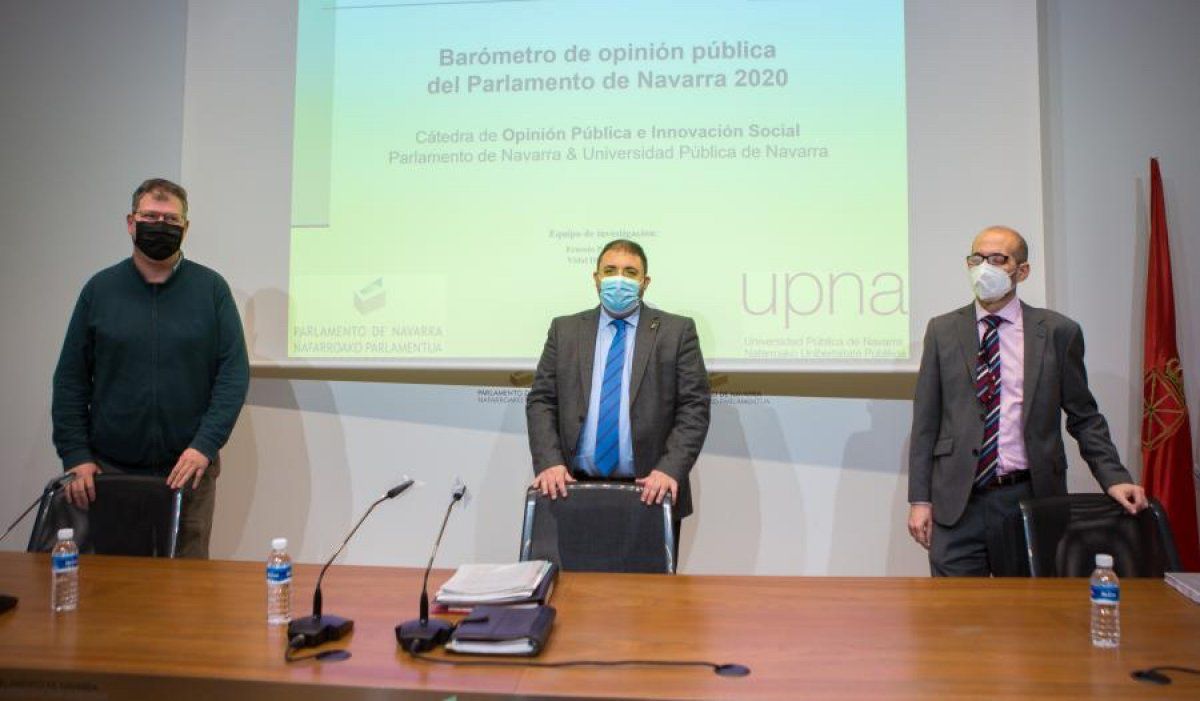 NUPeko Gizarte Ikerketa Aurreraturako Institutuko ikerlariak eta erdian Unai Hualde parlamentuko lehendakaria. PARLAMENTUA