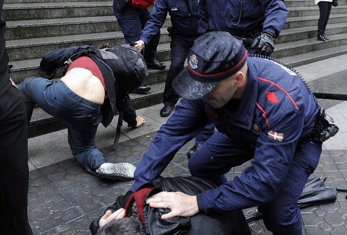 Ertzaintza, 2012an, Iñigo Cabacasen heriotza salatzeko protesta bati oldartzen. MONIKA DEL VALLE, FOKU