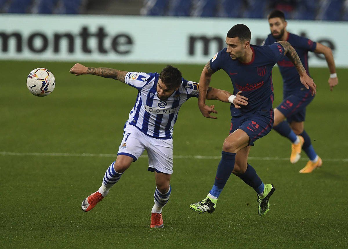 Cristian Portu, baloi baten jabetza lehiatzen. Burumakur amaitu dute txuri-urdinek Atleticoren aurkako neurketa. JON URBE / FOKU.