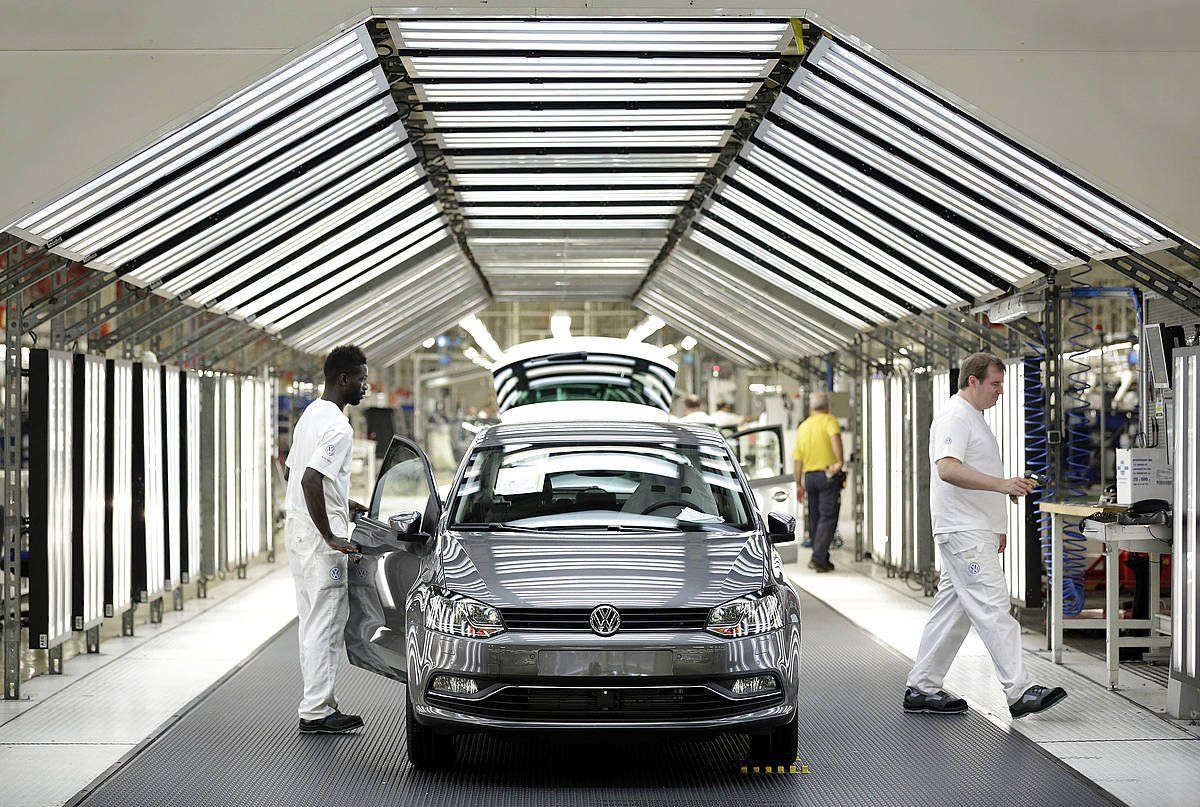 Volkswagenen fabrikan autoan ekoizten. VILLAR LOPEZ / EFE