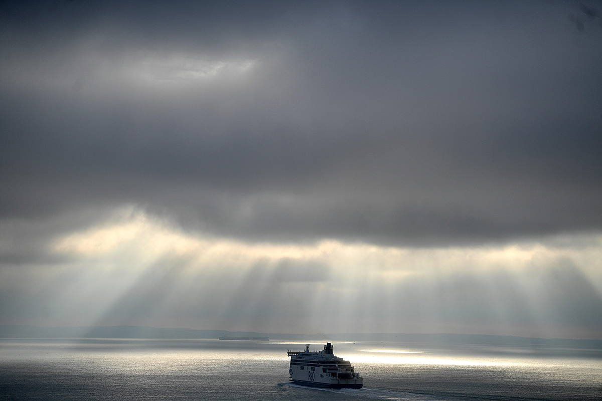 Ferry bat Dovertik Calaisera, gaur goizean. NEIL HALL / EFE