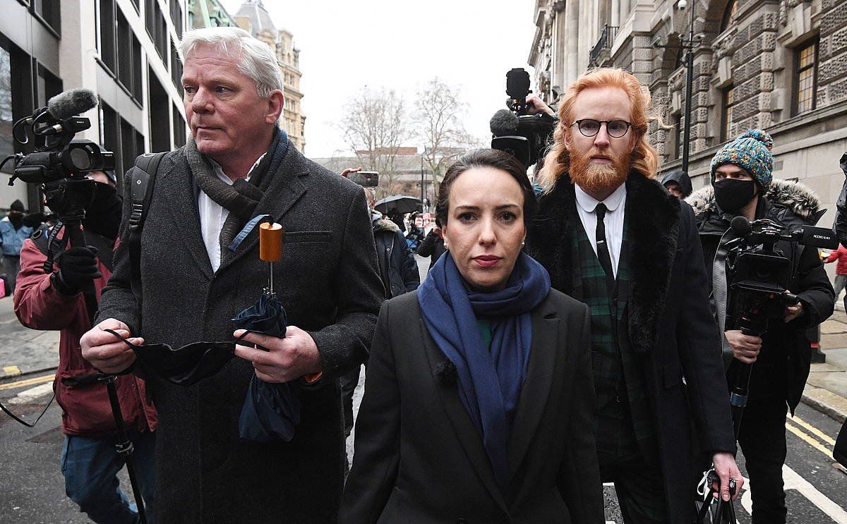 Stella Moris, Assangeren bikotekidea, Londresko epaitegira sartzeko unean. FACUNDO ARRIABALAGA, EFE