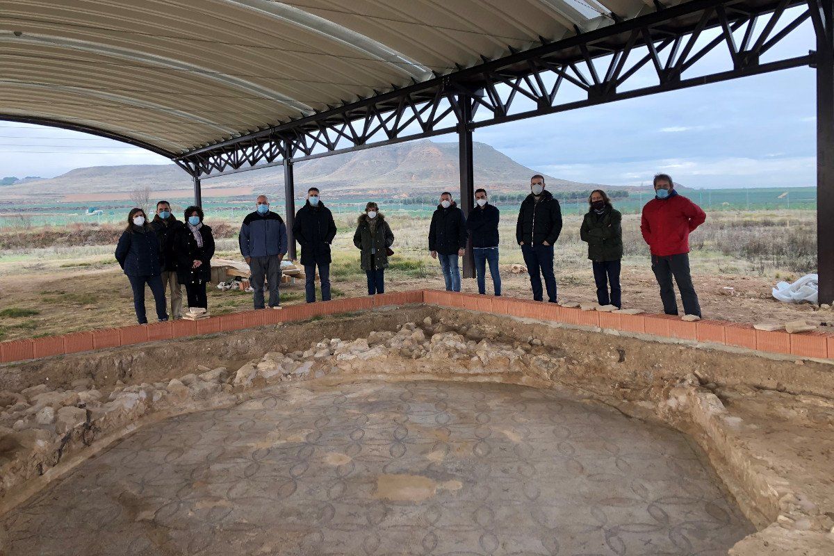 Nafarroako Gobernuko Kultura zuzendari Ignacio Apeztegia eta beste agintariak, zaharberritzean lan egin duten hainbat langilerekin. NAFARROAKO GOBERNUA