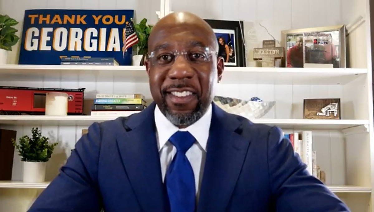 Raphael Warnock ere Youtubeko kanalean hitz egiten, gaur gauean, zenbaketa egiten zuten bitartean. EFE