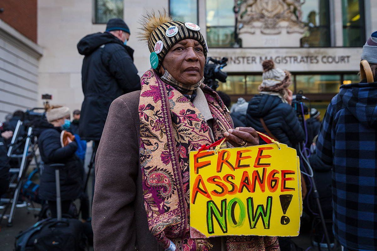 Pestari bat, Assange askatzeko eskaten, astelehenean, epaitegiaren aurrean. VICKIE FLORES / EFE