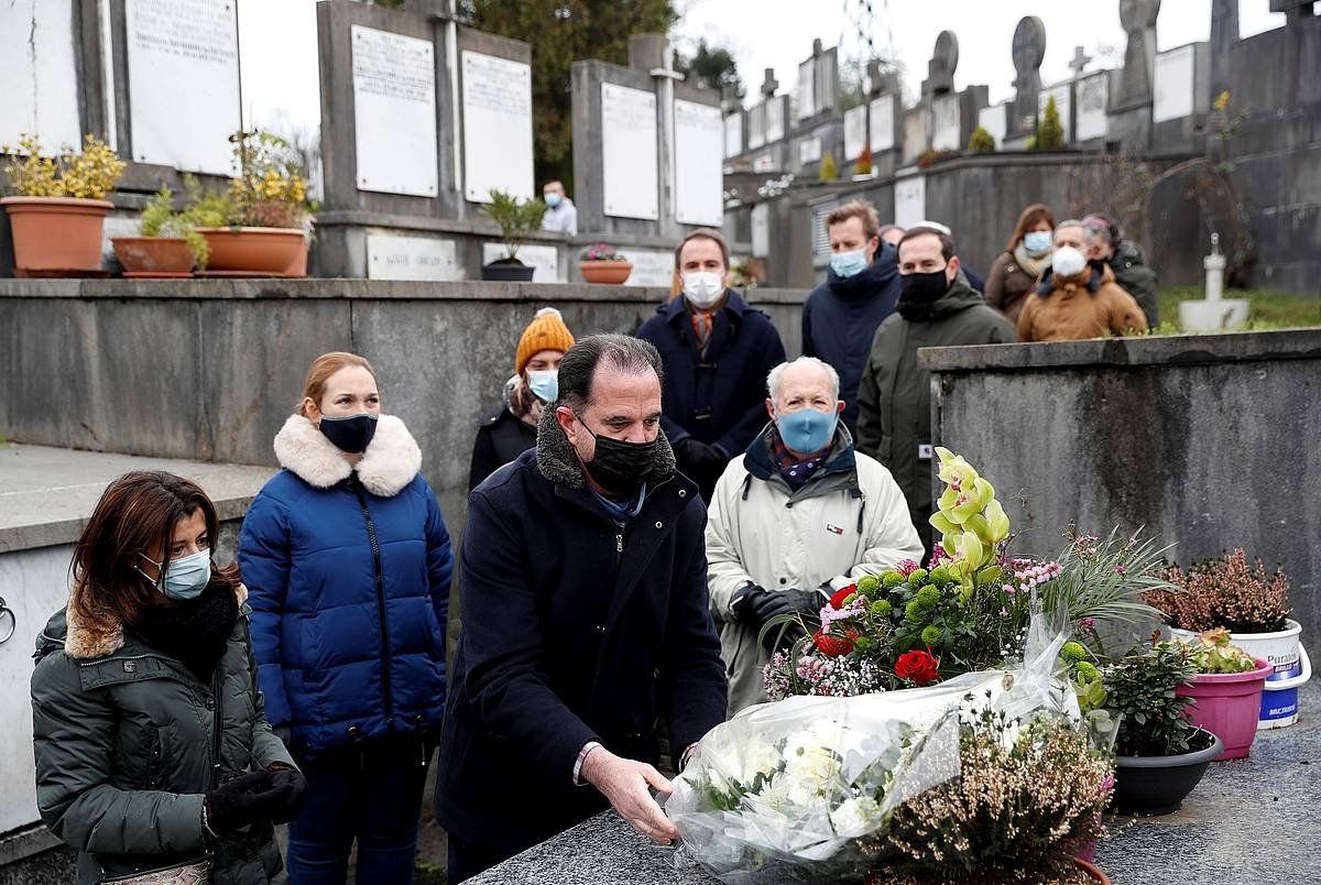 Araba, Bzkai eta Gipuzkoako PPko buruzagiak Zarauzko hilerrian, Iruretagoienari egindako omenaldian. JUAN HERRERO / EFE