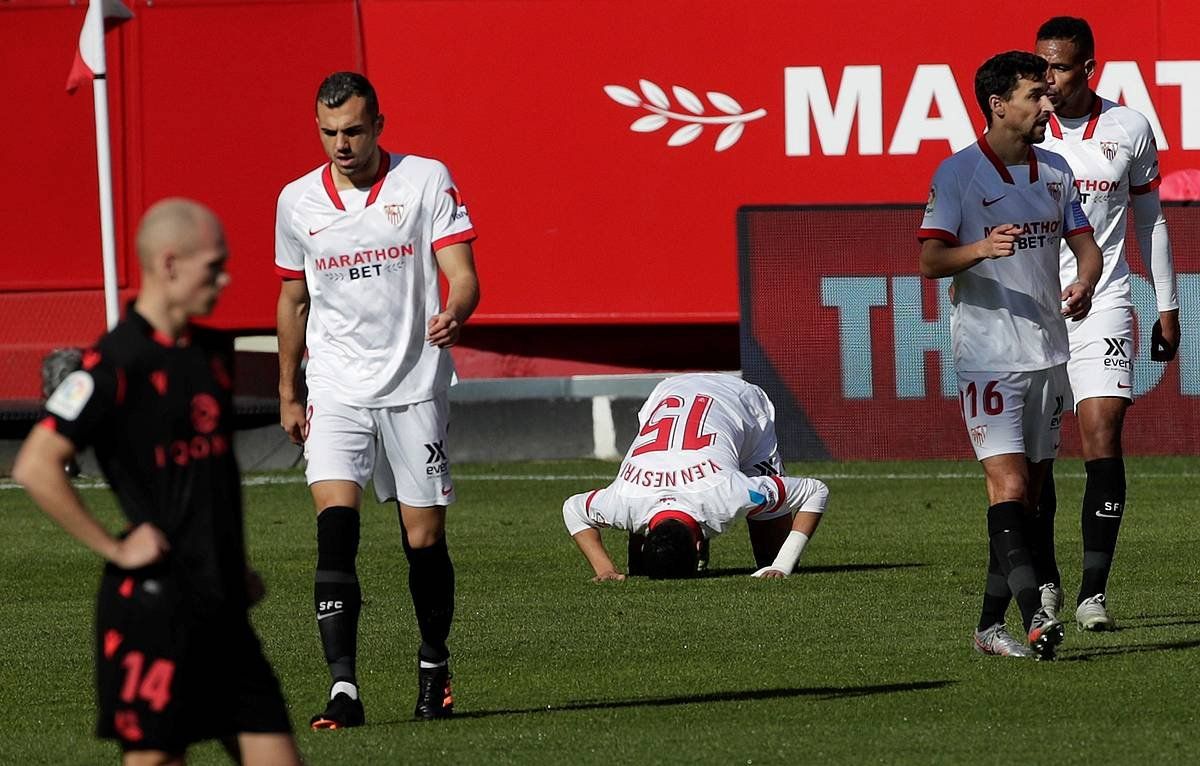 En-Nesyri, Realari sartutako gol bat ospatzen. Sevillako aurrelariak egin ditu bere taldearen hirurak. JULIO MUñOZ / EFE