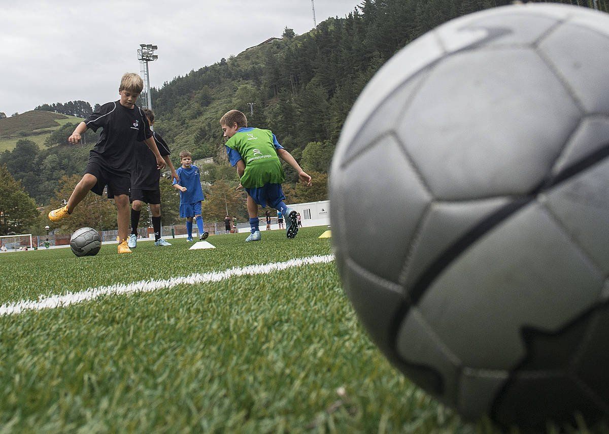 Haur batzuk futbolera jolasten. MONIKA DEL VALLE/ FOKU