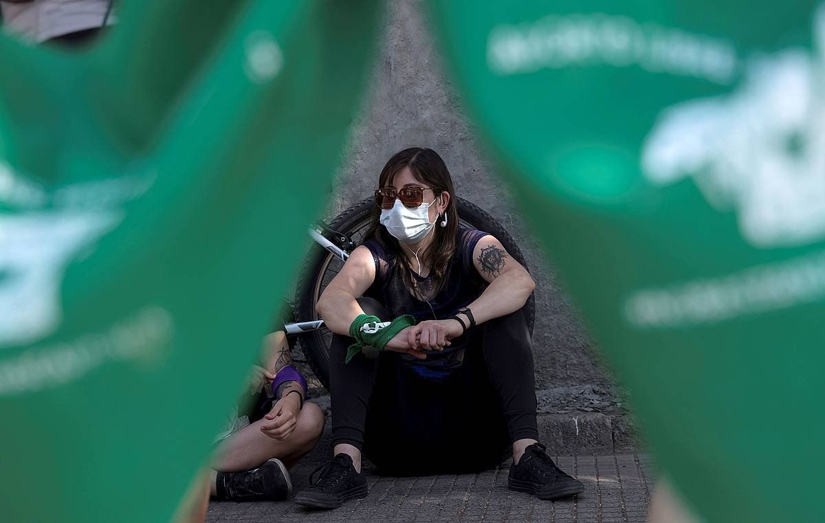 Abortuaren aldeko manifestari bat, atzo, Santiagon. ALBERTO VALDES / EFE