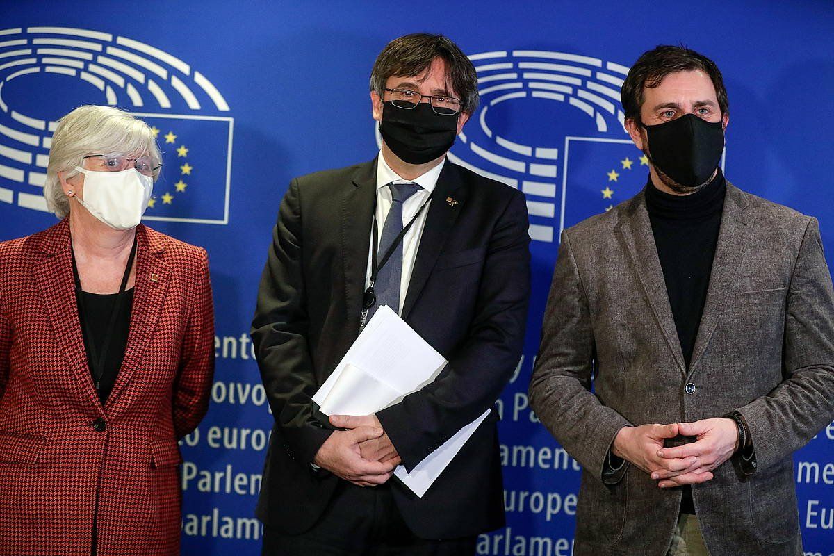 Clara Ponsati, Carles Puigdemont eta Toni Comin JxCko europarlamentariak, gaur, Europako Parlamentuan. STEPHANIE LECOCQ, EFE