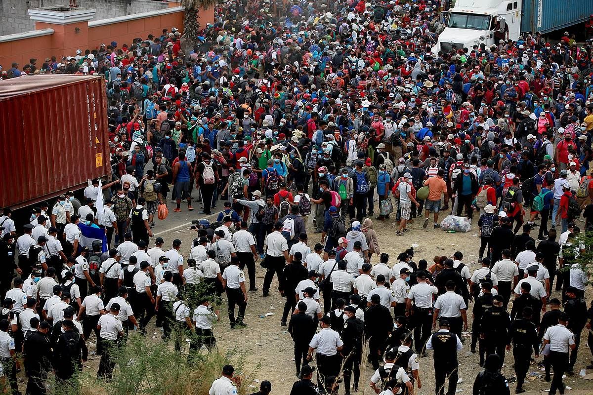 Guatemalako Polizia, atzo, migratzaile karabana Vado Hondoko errepidetik kanporatzen. ESTEBAN BIBA, EFE