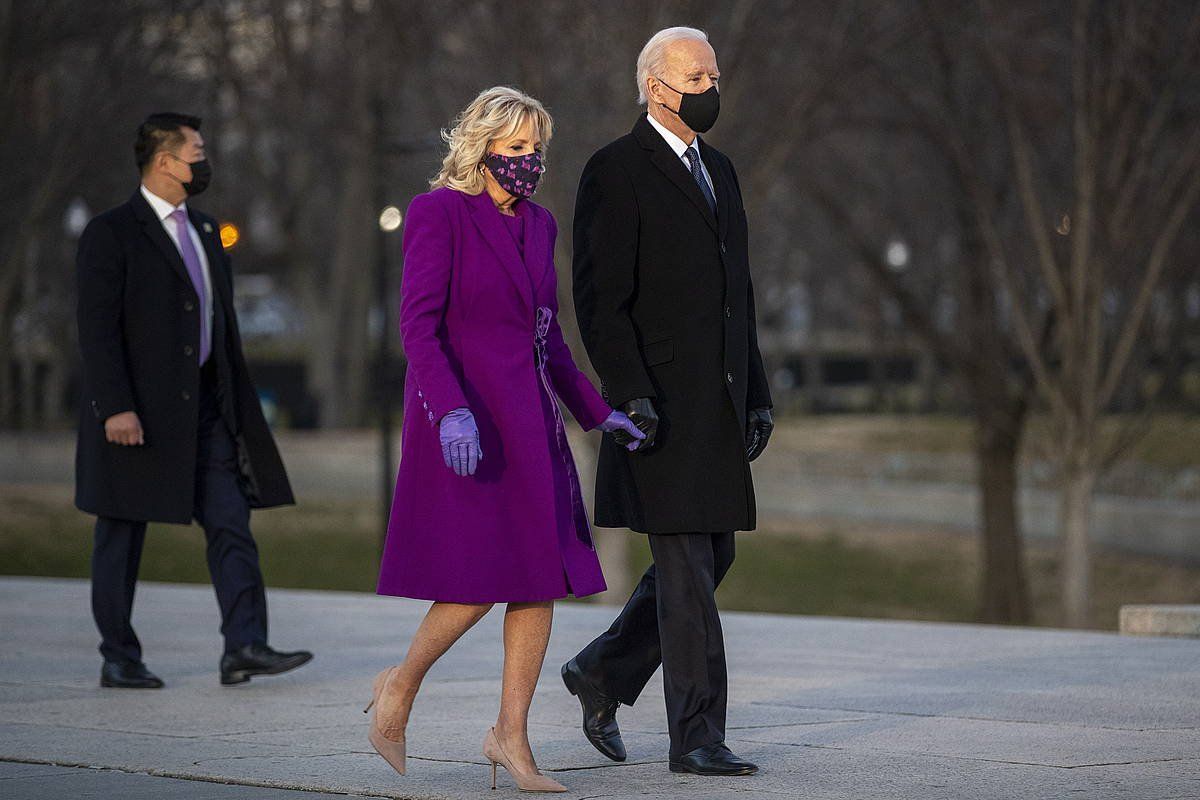 Joe Biden Jill Biden beree emaztearekin, atzo, COVID-19arn biktimei egindako omenaldian, Washingtonen. SHAWN THEW / EFE