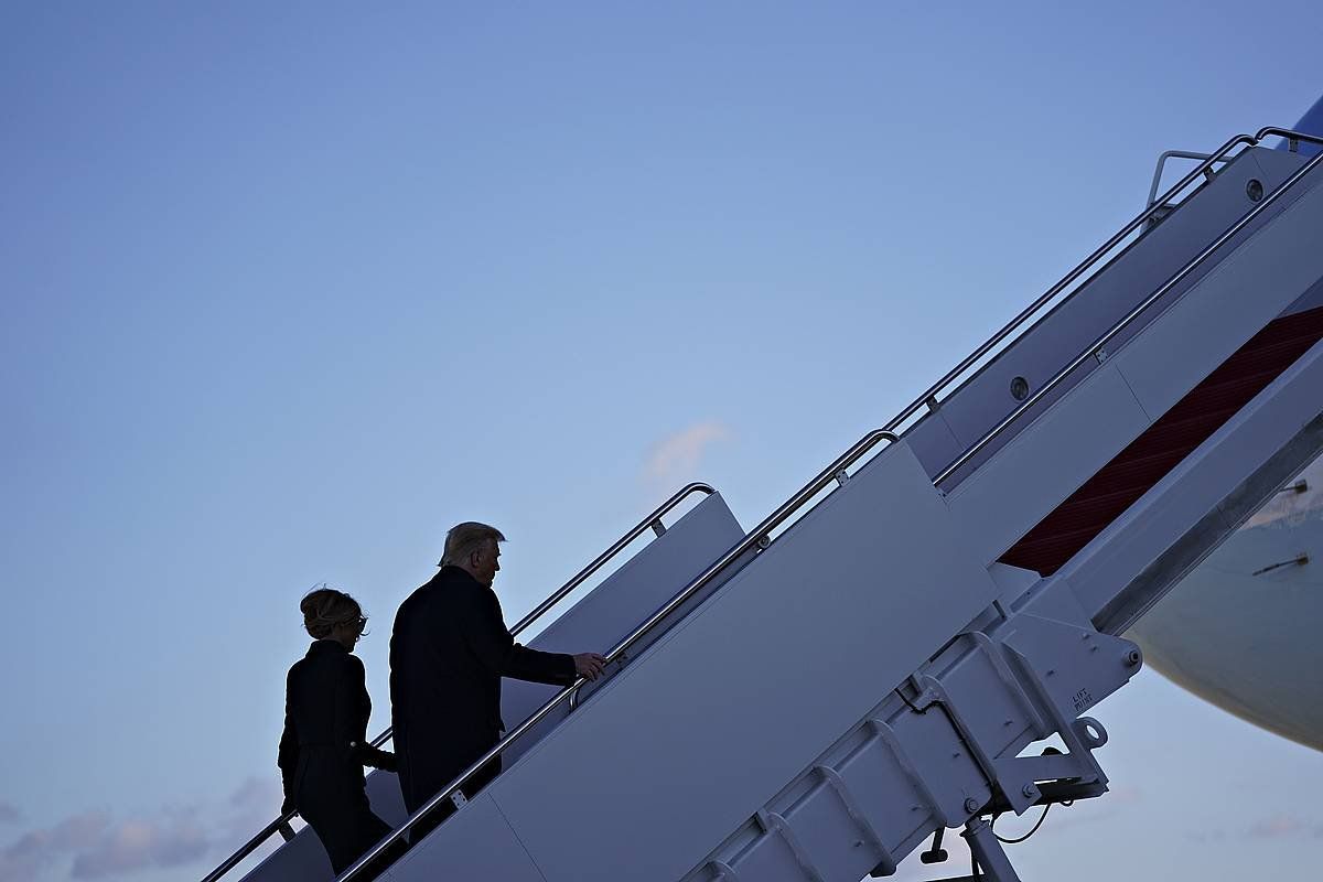 Donald Trump eta Melania Trump, gaur, Air Force One hegazkinera igotzen. STEFANI REYNOLDS / EFE