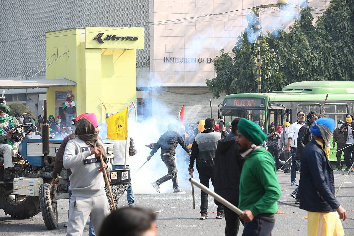 Poliziak negar eragiteko gasa erabili du nekazarien aurka, New Delhin. HARISH TYAGI/EFE
