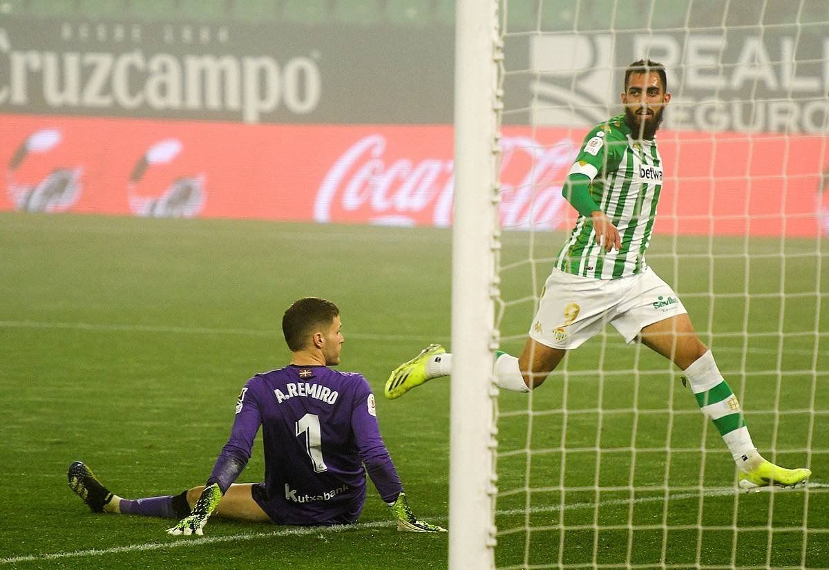 Borja Iglesias, goleko jaurtiketa bat egiten. Aurrelari espainiarrak egin zituen Betisen bi gol. RAUL CARO CADENAS / EFE.