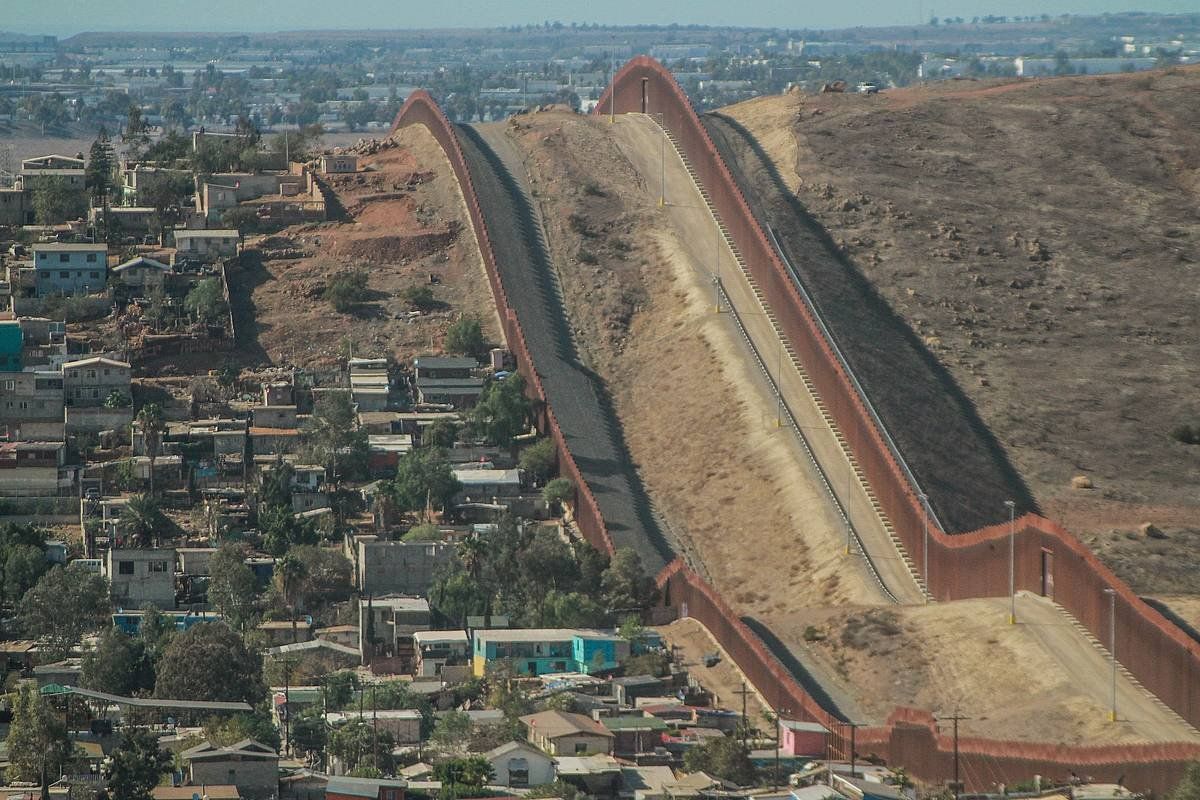 Mexiko eta AEBak banatzen dituen hesia. JOEBETH TERRIQUEZ / EFE