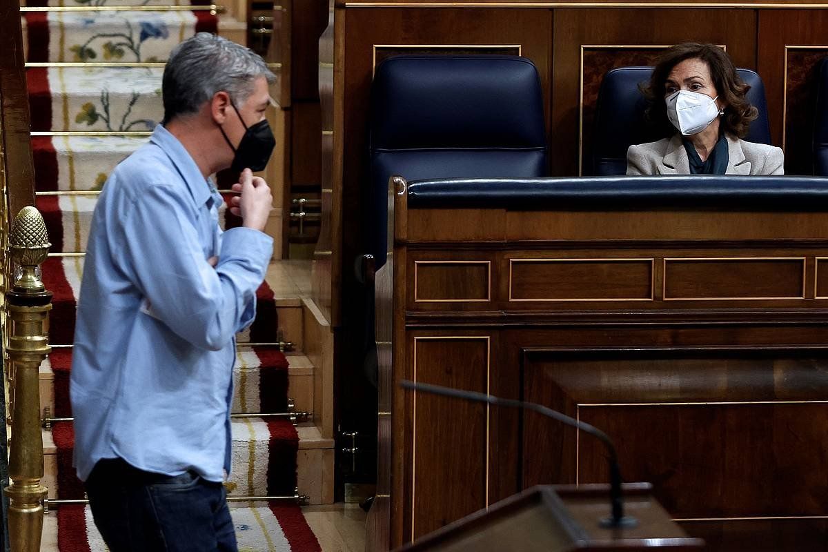 Oskar Matute (EH Bildu) eta Carmen Calvo Espainiako Gobernuko presidente ordea gaur Kongresuan. MARISCAL / EFE
