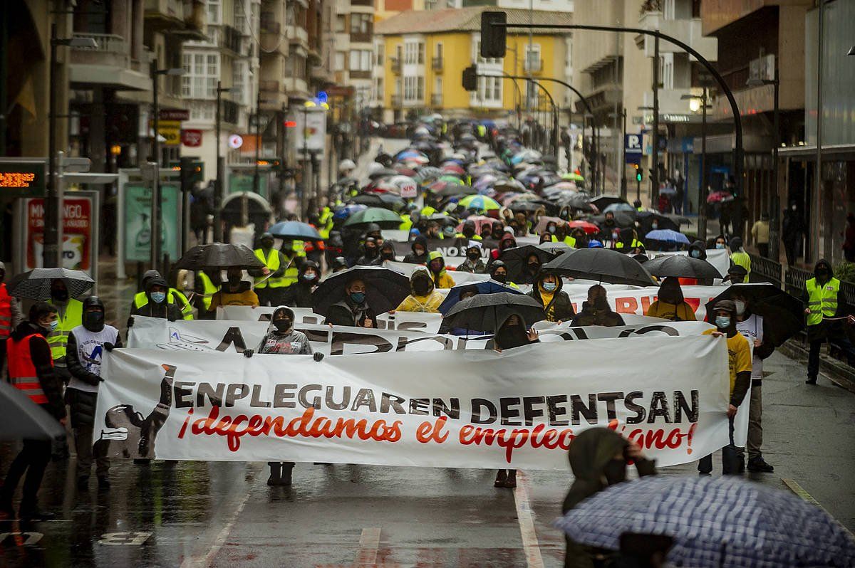 Gaur arratsaldean egin dute manifestazioa Gasteizen, "Enpleguaren defentsan" lelopean. JAIZKI FONTANEDA / FOKU