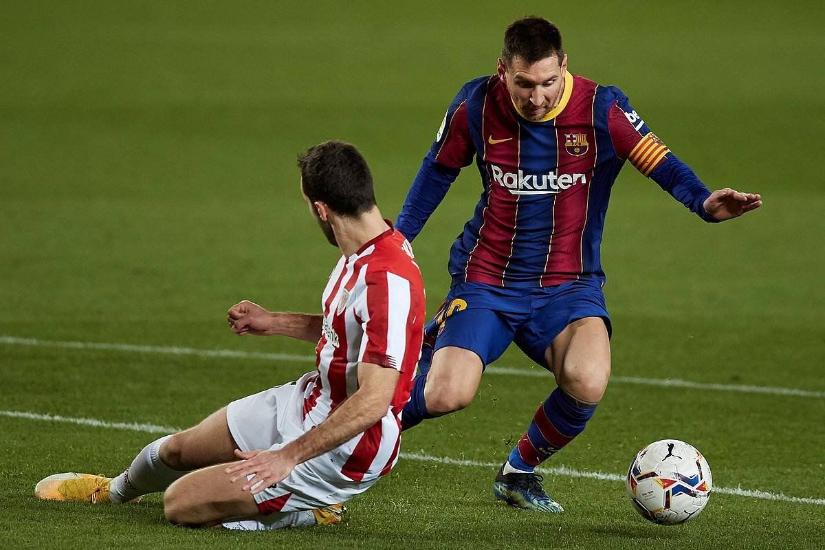 Messi, Iñigo Lekueren aurrean. ALEJANDRO GARCIA / EFE
