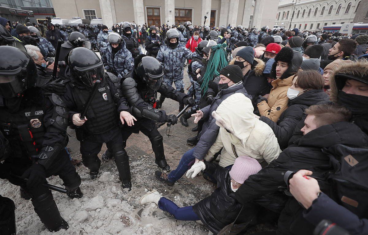 Poliziak eta manifestariak, atzo eginiko mobilizazioetako batean, Moskun. YURI KOCHETKOV / EFE