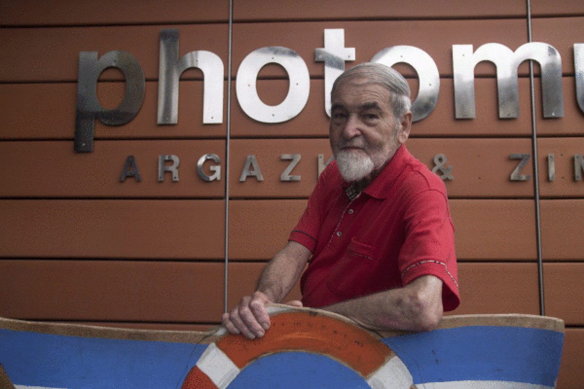 Argazkilaria Photomuseumen,artxiboko argazki batean. JON URBE/ FOKU