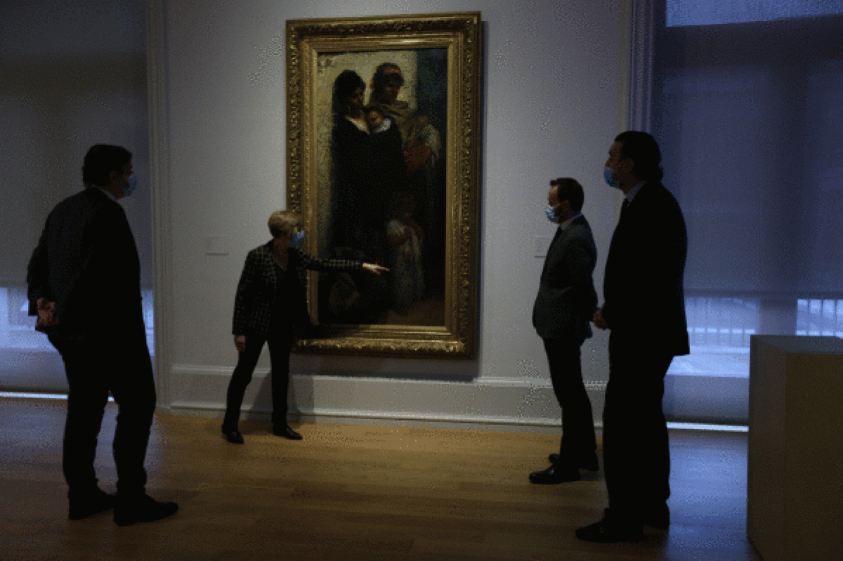 Prentsaurrekoko parte hartzaileak, Miguel Zugaza museoko zuzendriarekin —eskuinean—, Gustave Doreren obraren aurrean. FOKU
