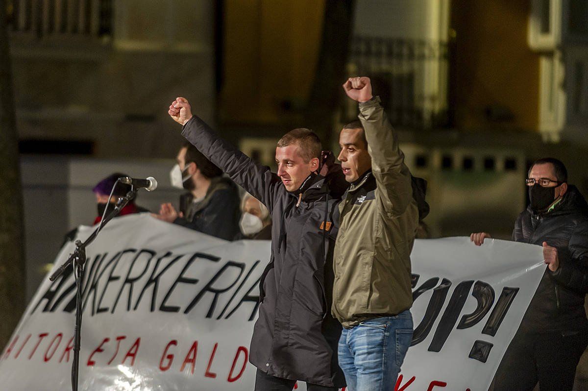 Galder Barbado eta Aitor Zelaia, joan den urtarrilean Gasteizen haien alde egindako manifestazioan. JAZKI FONTANEDA / FOKU