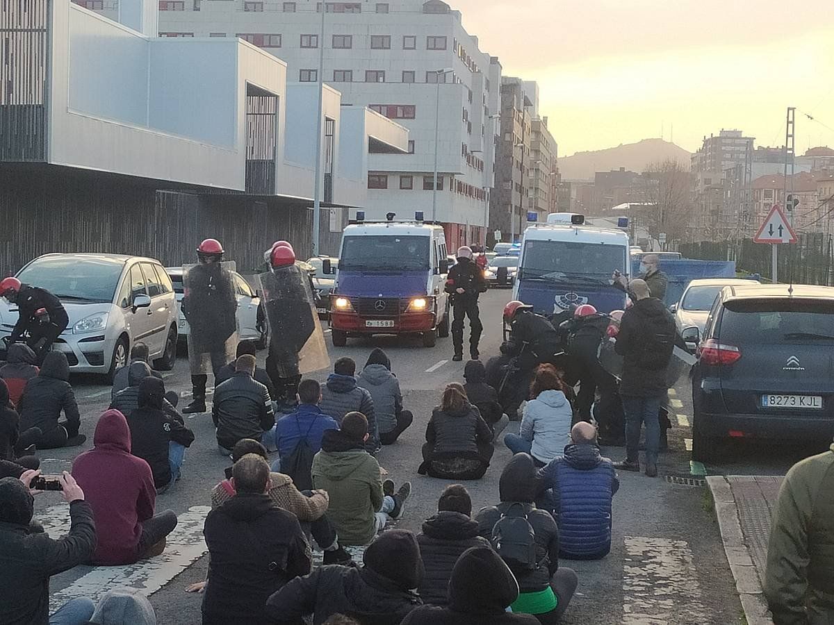 ENPRESAGINTZA. KALERATZEAK. MOBILIZAZIOA. ITP Castingseko langileen protesta Barakaldon. Ertzaintza ITP Castingseko langileak kanporatzen. CCOO