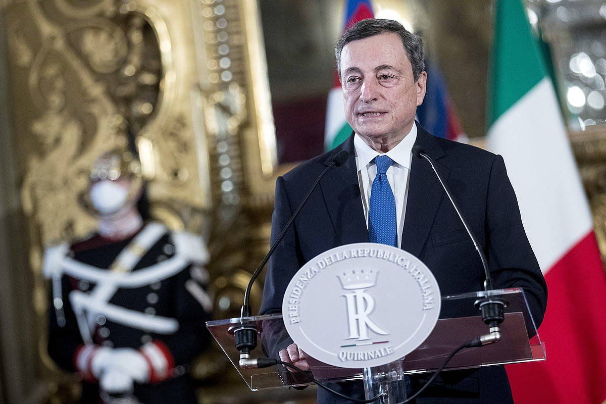 Mario Draghi gaur goizean, ergio Mattarella Itaiako presidentearekin bildu osteko agerraldian. ROBERTO MONALDO, EFE