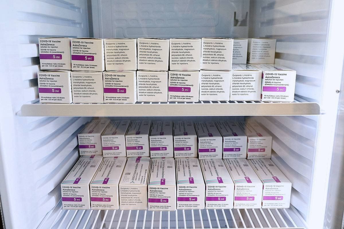 Astrazeneca txertoaren dosiak, hozkailuan. LUIS CORREAS. DGA/EFE