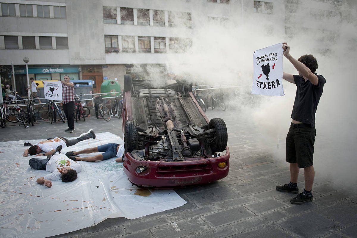 Urruntzeak eragindako auto istripuen aurka Donostian egindako protesta bat, 2012an. GARI GARAIALDE / FOKU