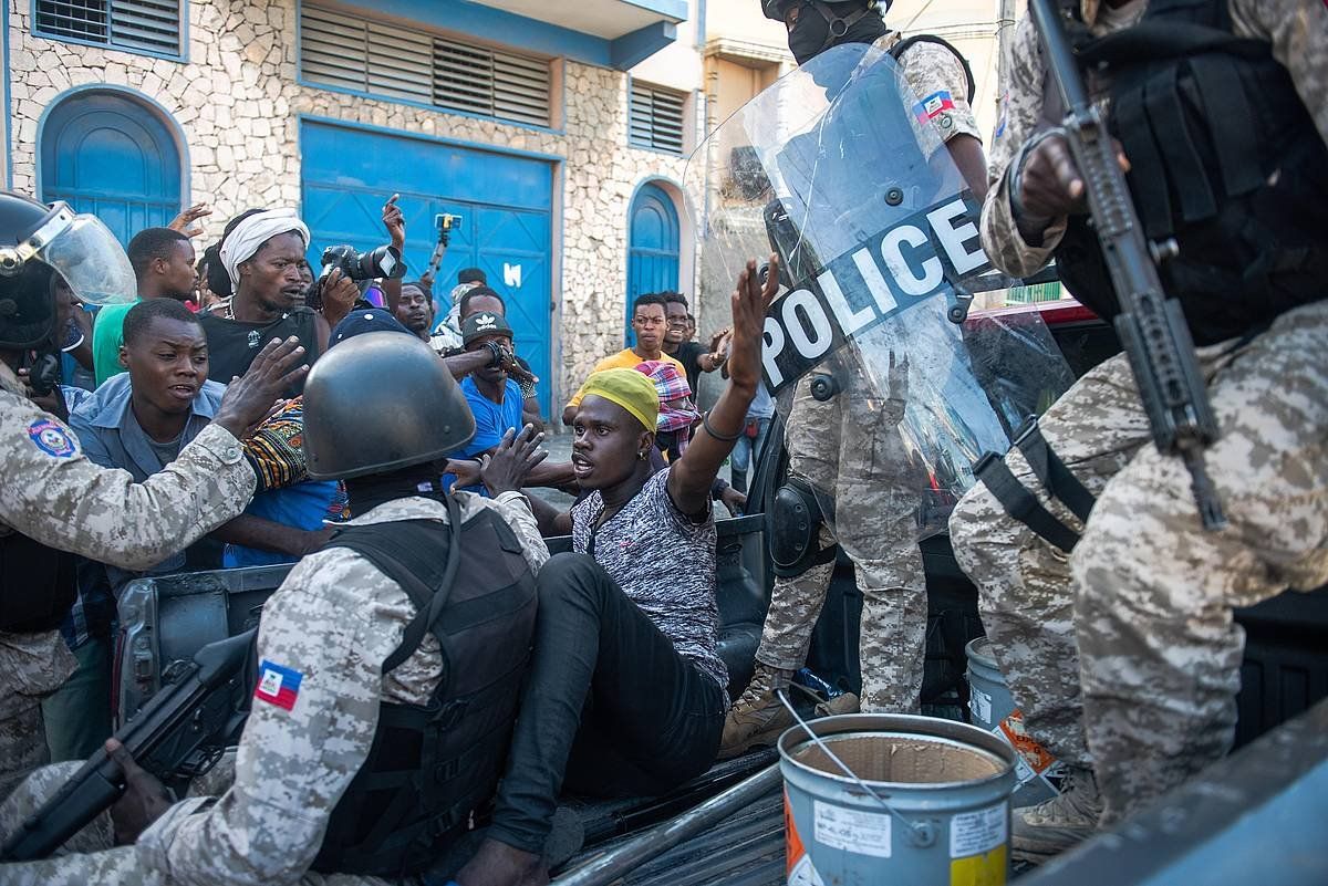 Polizia pertsona bat atxilotzen, atzo, Port-au-Prince hiriburuan. JEAN MARC HERVE ABELARD, EFE