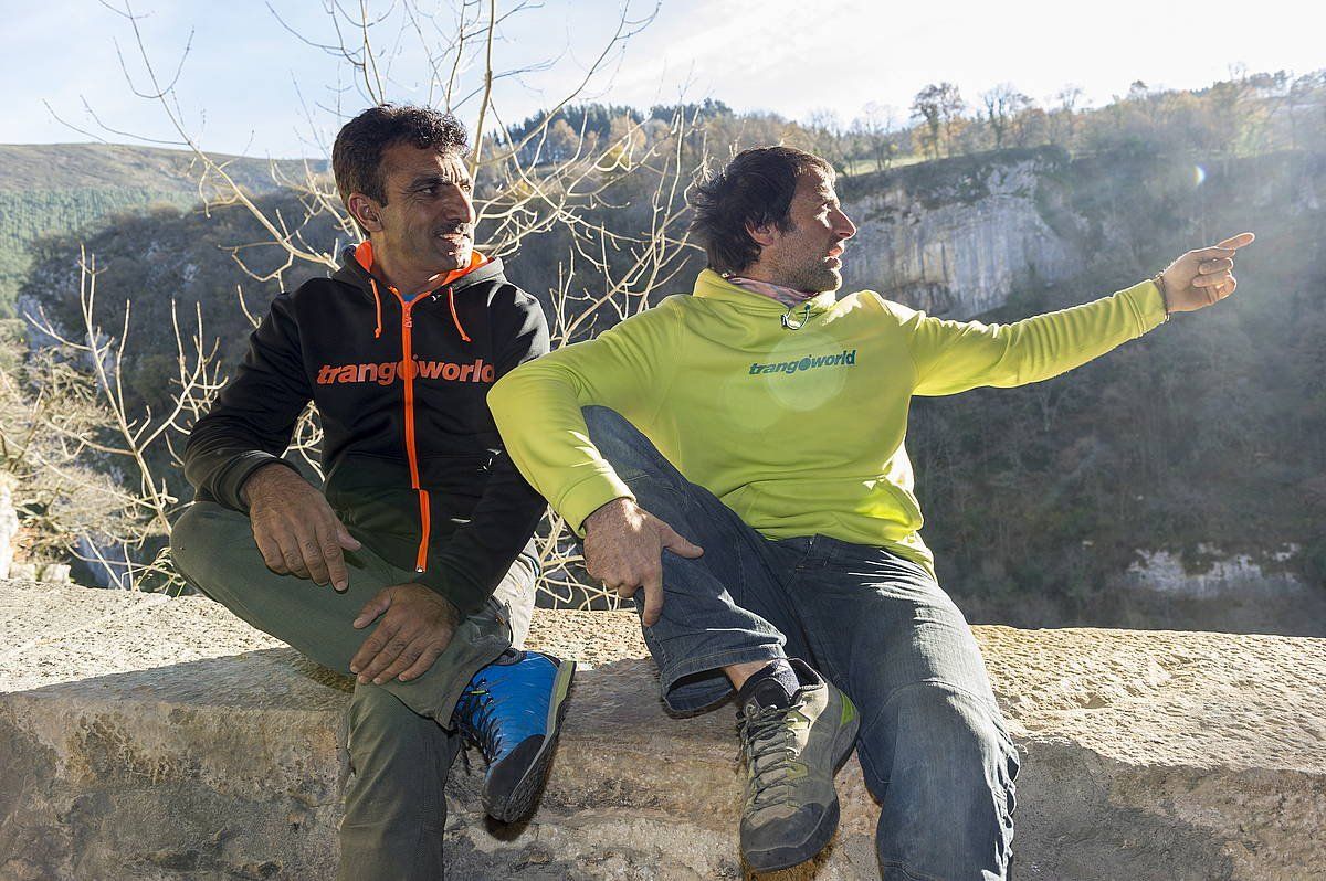 Ali Sadpara alpinista, Alex Txikonekin batera, 2016an, Lemoan (Bizkaia). JUANAN RUIZ / FOKU