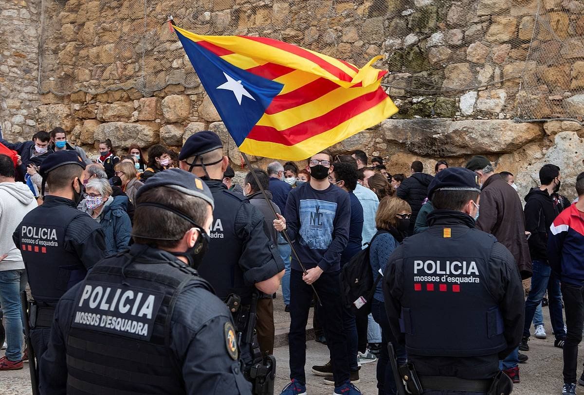 Voxen ekitaldi baten aurkako protesta, Tarragonan (Katalunia), joan den asteburuan. Parean, Mossoak. ENRIC FONTCUBERTA / EFE