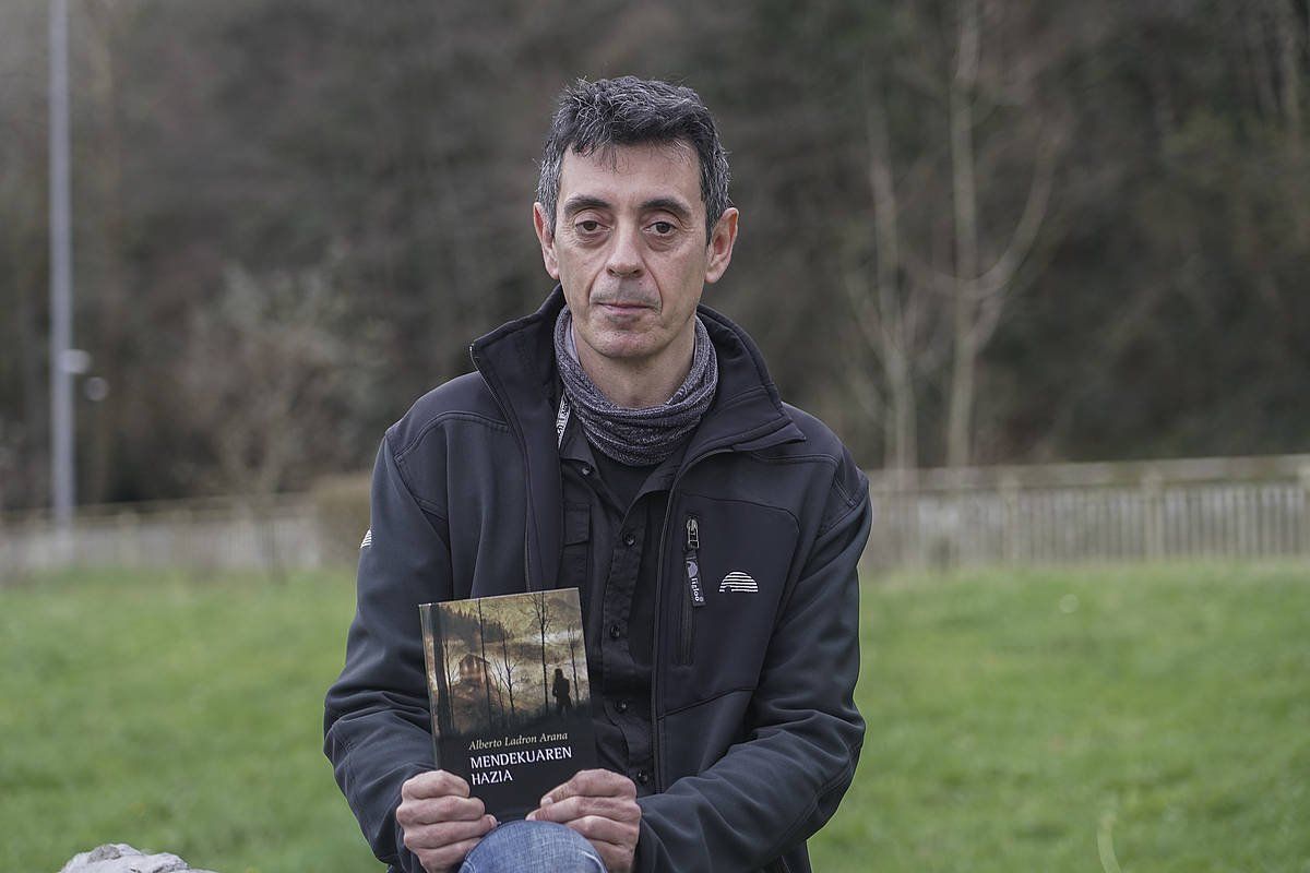 Alberto Ladron Aranak gaur aurkeztu du 'Mendekuaren hazia' nobela. ANDONICANELLADA / FOKU