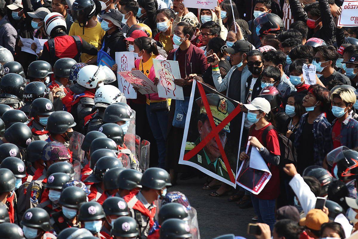 Manifestariak, Min Aung Hlaing buru duen junta militarraren kontra protesta egiten. MAUNG LONLAN / EFE