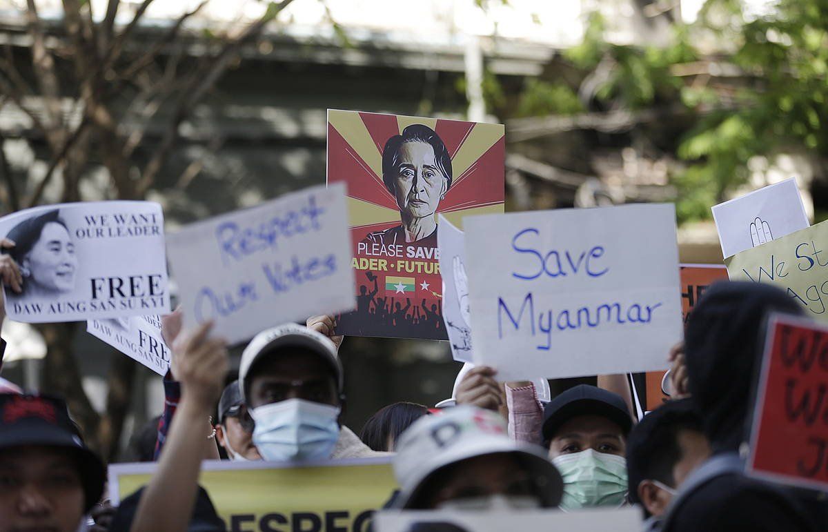 Hainbat herritar protestan, gaur, Yangoneko kaleetan. LYNN BO BO/ EFE