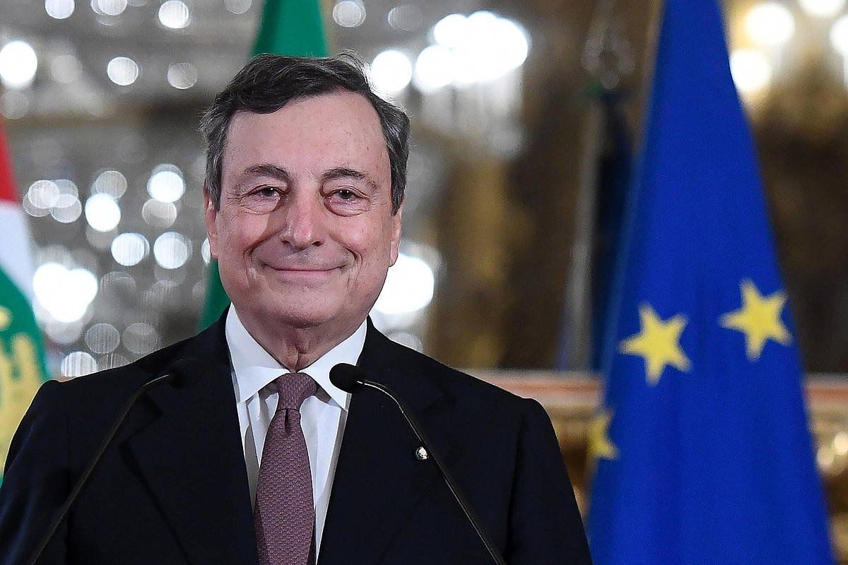 Mario Draghi Italiako lehen ministro hautatua, gaur, Sergio Mattarella errepublikako presidentearekin bildu osteko prentaurrekoan. ALESSANDRO DI MEO, EFE