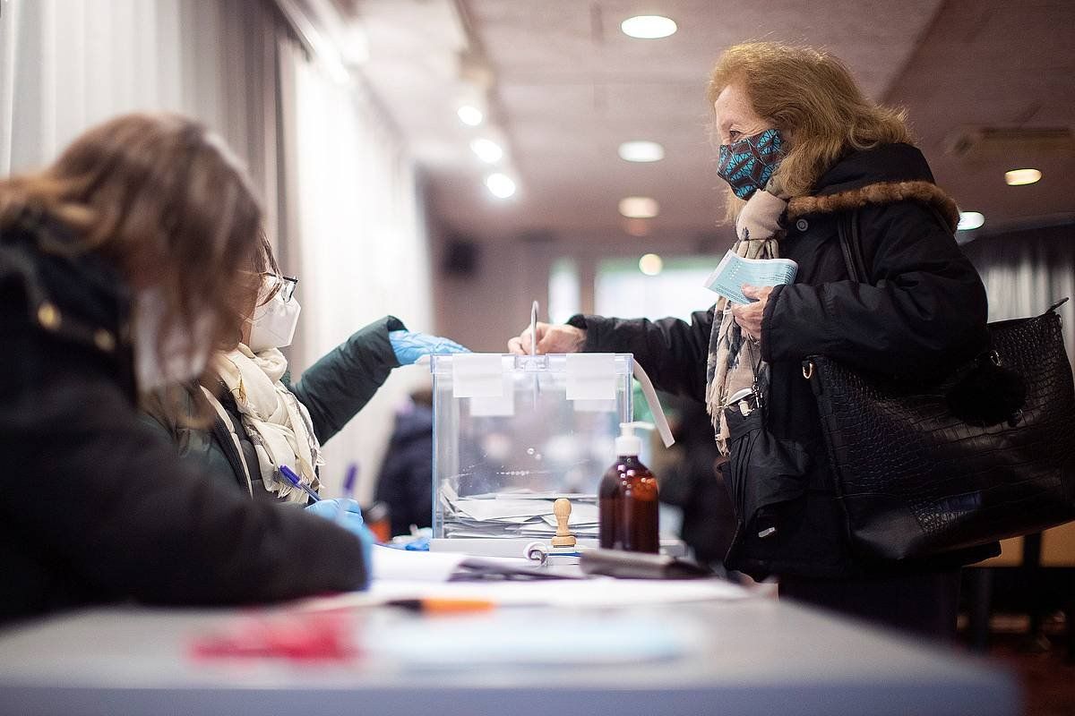 Herritar bat, boto ematen. MARTA PEREZ / EFE